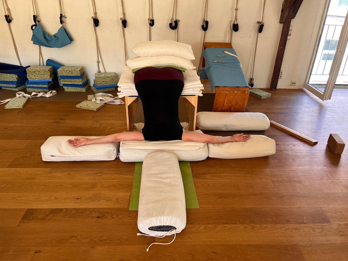 Therapeutisch/Medische Iyengar Yoga met Shai Kaplan, Eva Kamala en assistenten VRIJDAGEN 10U30-12U15